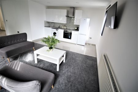 3 Bedroom Apartment - Photo 4