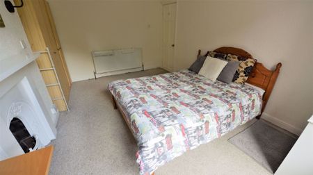 4 bedroom House in Hyde Park, Leeds - Photo 2