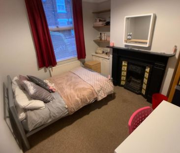 Queen Victoria Street, South Bank - P1438 - Photo 3