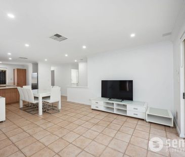 Street Front Villa - Photo 2