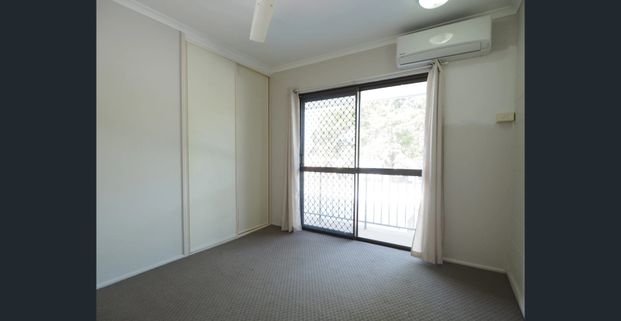 Convenient double level unit with air con! - Photo 1