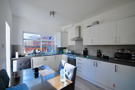 6 bedroom terraced house to rent - Photo 4
