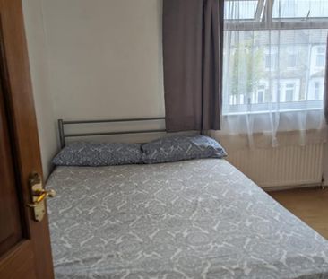 4 Bed Terraced House, Perkins Road, IG2 - Photo 4