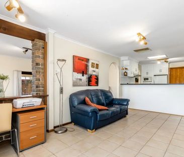 Spacious Family Home in a Quiet Cul-de-Sac - Photo 3