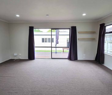 Modern 3-bedroom home with garage - Photo 3