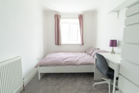 7 Bed Terraced House, Spear Road, SO14 - Photo 3