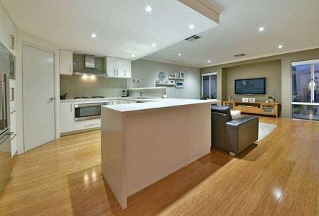 LUXURY FAMILY HOME 5 x 3 + STUDY (6th Bedroom) + SWIMMING POOL + SPA + Theatre + Decked Outdoor Entertainment Area. - Photo 5