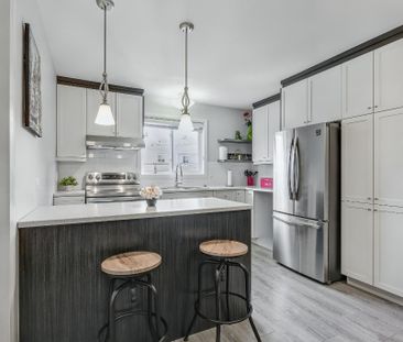 DISPO: Grand 5½ rénové, 2 stationnements, rangement, clim - Photo 1