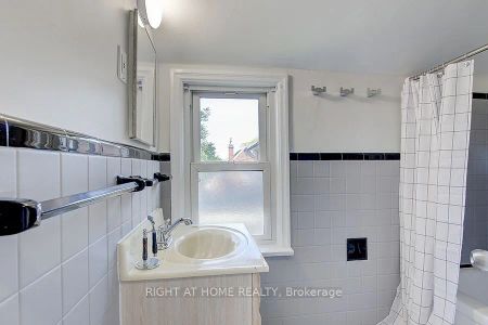 Detached Home For Lease | W9253113 - Photo 4