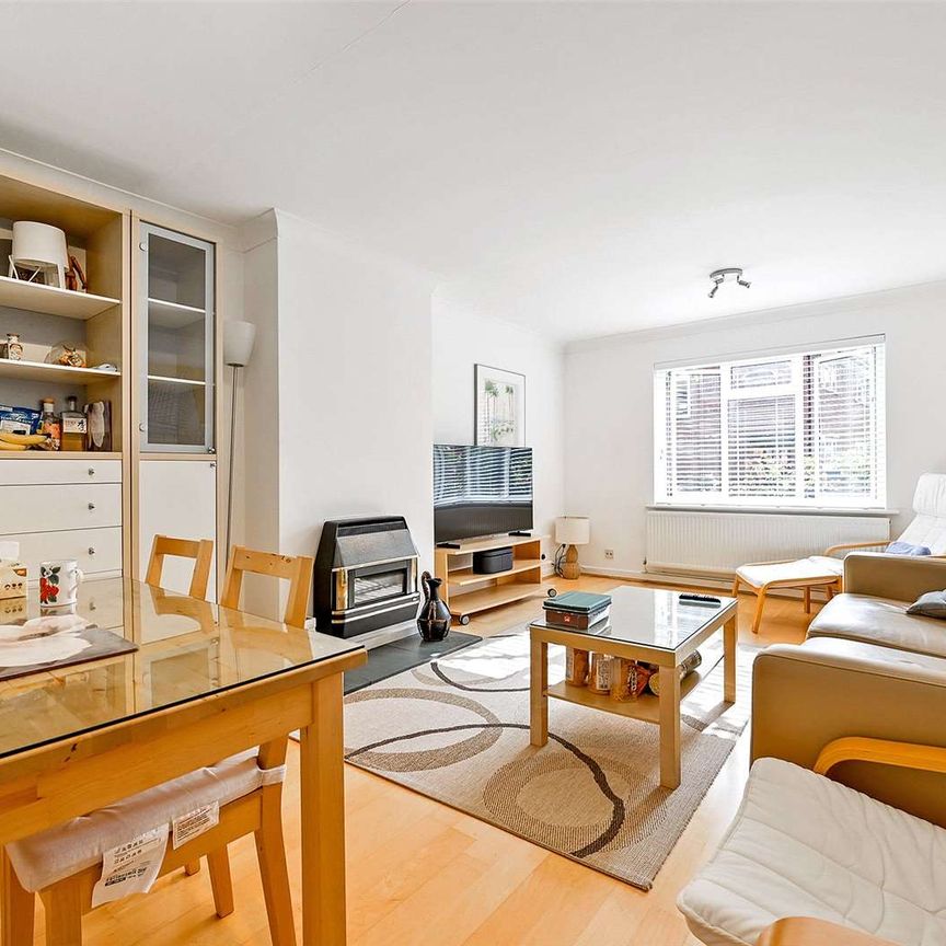 A well presented, refurbished, ground floor apartment with garage and communal riverside gardens in heart of Eton within a short walk of Eton and Windsor Stations. - Photo 1