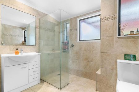 Panoramic views and city living - Photo 3