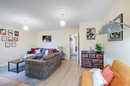 4 bedroom semi-detached house to rent - Photo 5