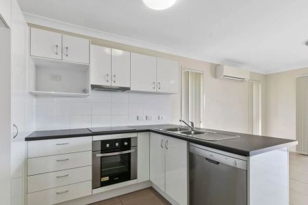 33 Violet Street, Wynnum. - Photo 3