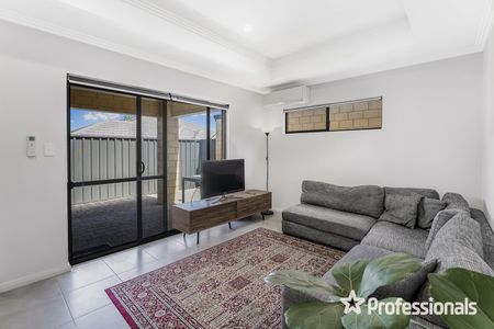 Spacious 3 Bedroom, 2 Bathroom Front Villa | Initial 6-Month Lease - Photo 3