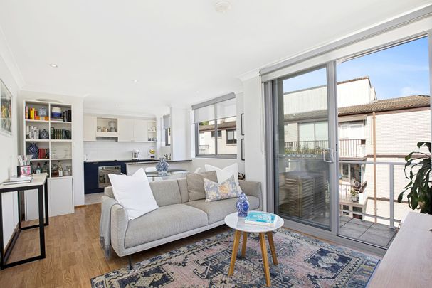Stylish Top Floor Apartment on the Edge of North Bondi - Photo 1