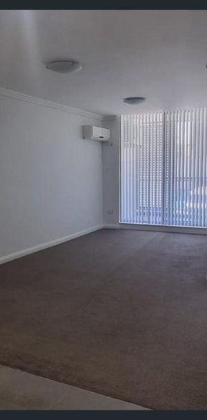 Recently painted secure 2 bed 1 bath unit - Photo 1