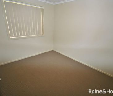 Stylish & Easy-Care Home with Outdoor Entertaining - Photo 5