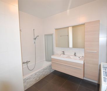 Ruim, recent gelijkvloers appartement in centrum Sint-Denijs-Westerm - Photo 1