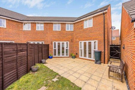 3 bedroom semi-detached house to rent - Photo 2