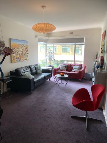 Live on Fawkner Park in landmark building - Photo 2