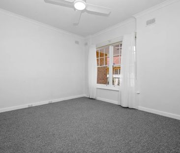Modern, Fully Renovated Unit in a Convenient Location - Photo 3