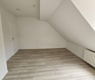 Sehr schöne renovierte Dachgeschoss Wohnung in Duisburg zu vermieten - Foto 2