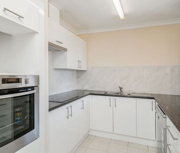 Spacious Coastal Retreat - Photo 3