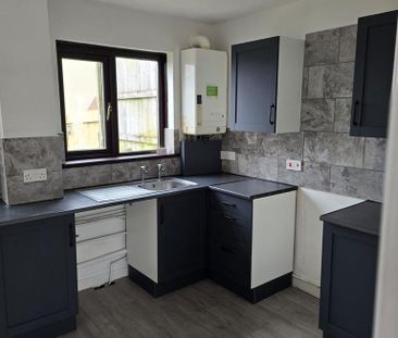 2 bedroom end of terrace house to rent - Photo 2