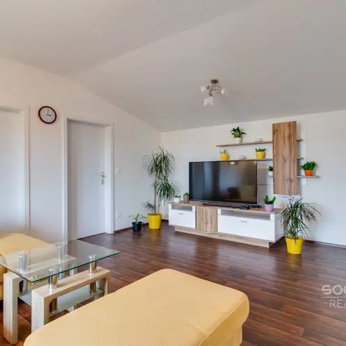 Pronájem bytu 3+1 s balkonem, v ulici U Školky, Nupaky. - Fotografie 1