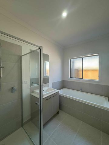 6 Arvo Way, Berwick VIC 3806 - House For Rent | Domain - Photo 5
