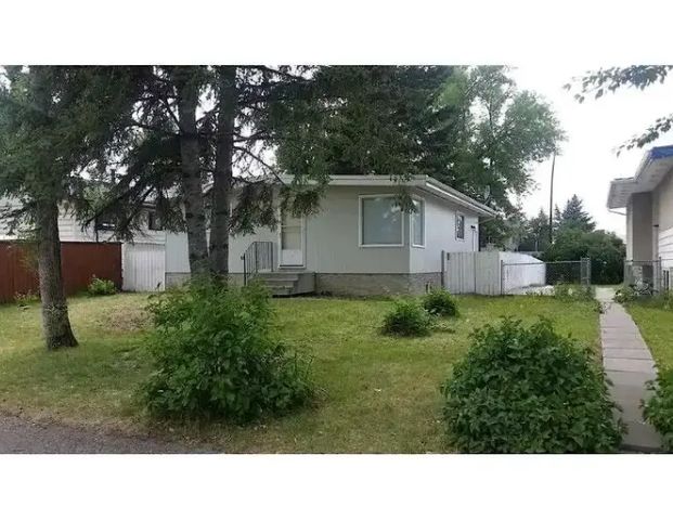 3 bedrooms Main Floor located in Dover | 3470 32A Avenue Southeast, Calgary - Photo 1