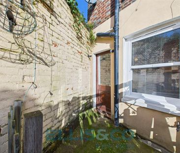 2 bedroom end of terrace house to rent - Photo 6