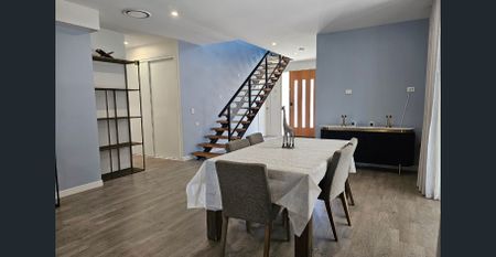 Discover an incredible opportunity to rent a spacious family home in the vibrant suburb of Holland Park West. - Photo 3