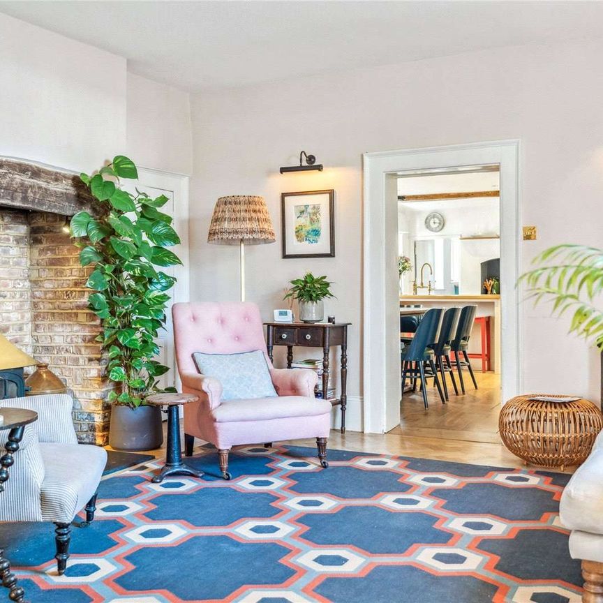 Landmark Grade II listed period family home located on the historic High Street. Providing generous accommodation approaching 3,000 sqft, with generous South facing gardens & ample parking. - Photo 1