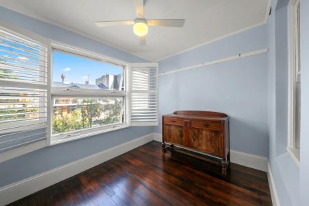 Charming Art-Deco opportunity featuring a tasteful renovation - Photo 2