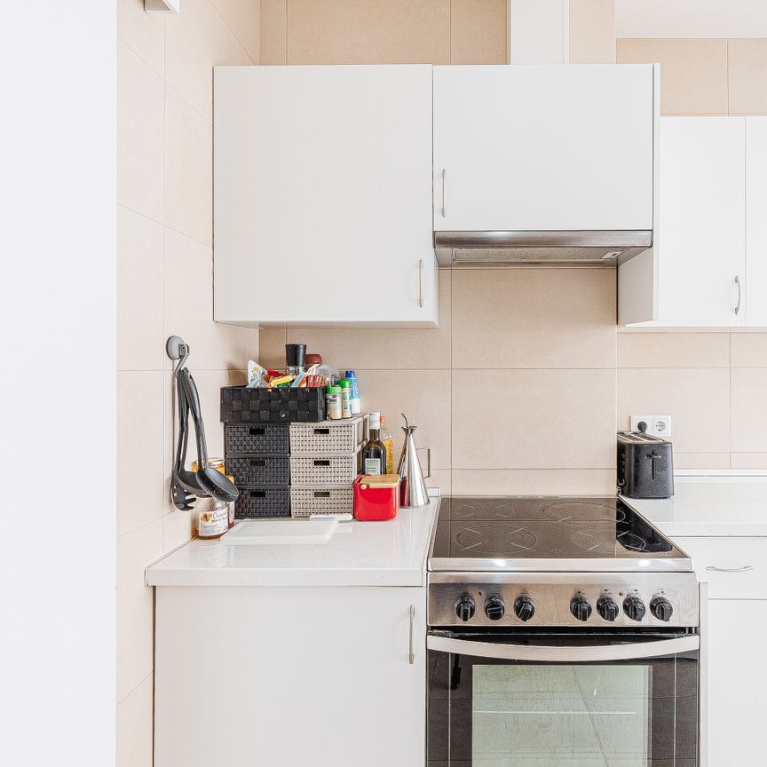 APARTAMENTO T2 TOTALMENTE REMODELADO NA AJUDA SEM MÓVEIS - Photo 1