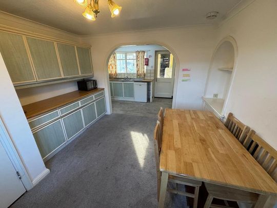 1 bedroom in a house share to rent - Photo 1