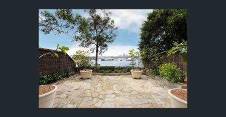 Waterfront living with iconic views - Photo 5