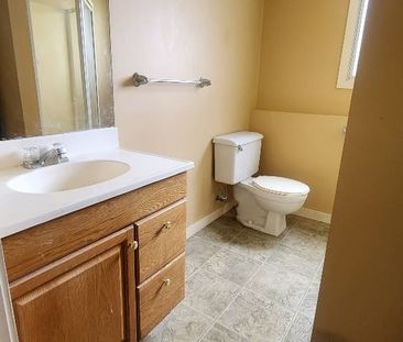 GLenrosa 2 bd, 1 bath walkout basement suite avail now - Photo 4
