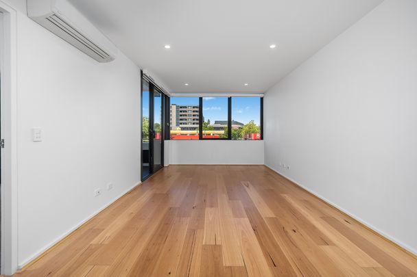 Close to it all - Photo 1