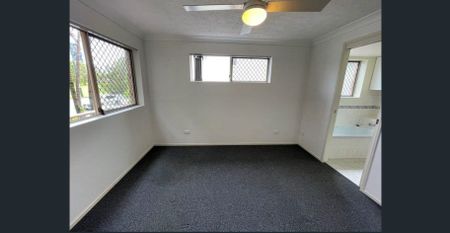 2 BEDROOM UNIT WITH 2 SECURE CARPARKS - SOUTHPORT - Photo 5