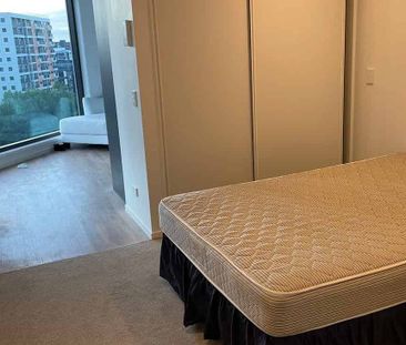 City studio apartment with park view - Photo 4