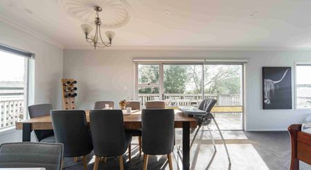 Three Bedroom Family Home - Photo 2