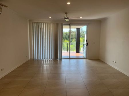 Modern Three Bedroom Townhouse In Robina! - Photo 3