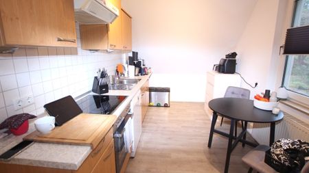 Attraktive 3-Zimmer-Obergeschosswohnung in einem Zweifamilienhaus auf eingegrüntem Grundstück - Photo 4