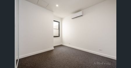 Three Bedroom Townhouse with Courtyard in Prime Location - Photo 4