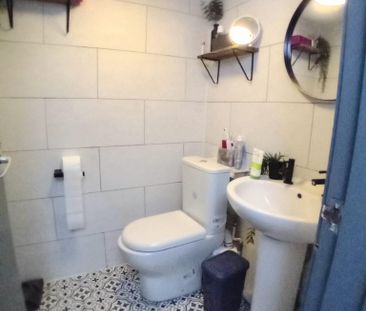 7 Bed - 1 The Village Street, Burley, Leeds - LS4 2PR - Student - Photo 6