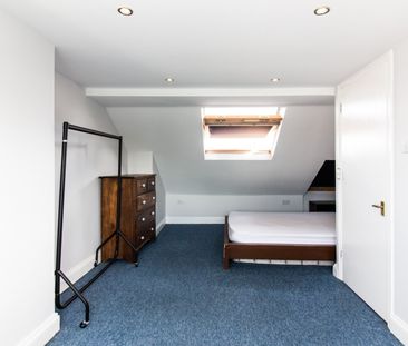 4 Bed Terraced House, Boscombe Road, SW17 - Photo 2