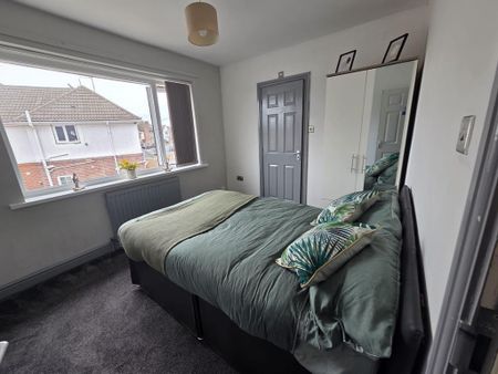 1 bedroom in a house share to rent - Photo 2