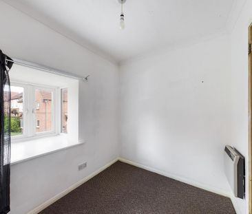 3 bedroom end of terrace house to rent - Photo 3